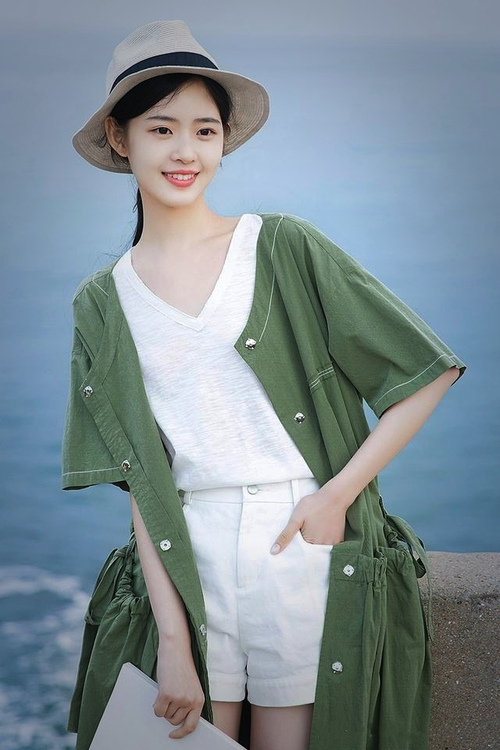 比利时骑手拉里萨·保利斯在2024年巴黎奥运会盛装舞步比赛中以“Luna”马匹获得第七名,展现出色表现。