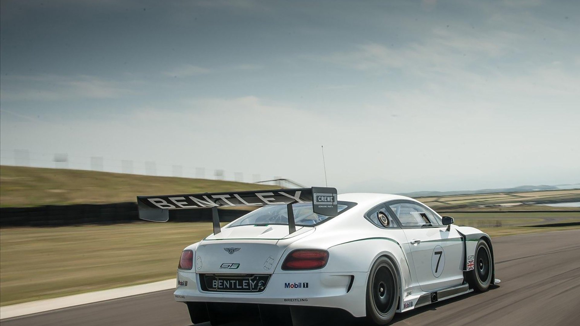 乌拉圭队前锋苏亚雷斯在巴黎奥运会上表现出色,苏亚雷斯红牌拯救乌拉圭